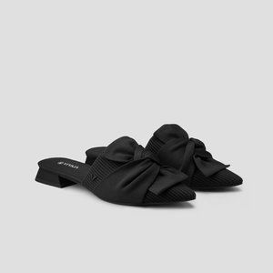 Vivaia Black Pointed-Toe Knot Sandals (Yaffa) size 9